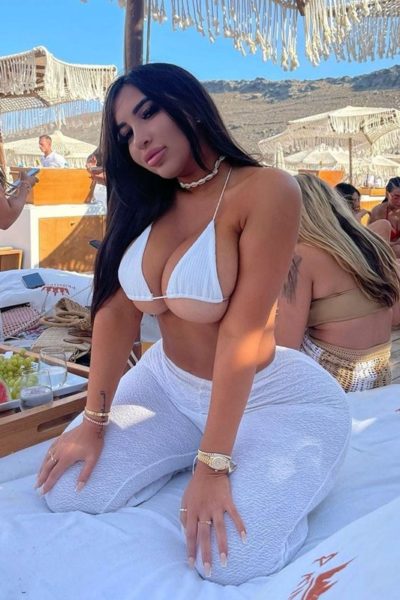 Η Maria Gjieli μας δείχνει εντυπωσιακό underboob σε παραλία στην Μύκονο Manslife