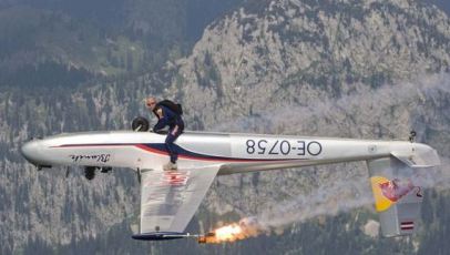 Flying οn the wing of a glider!!!