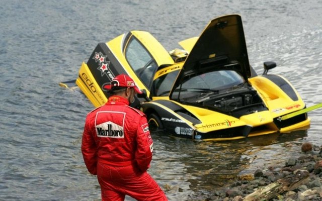 Ένα μεγάλο ατύχημα με την Enzo ferrari που έπεσε στην θάλασσα!