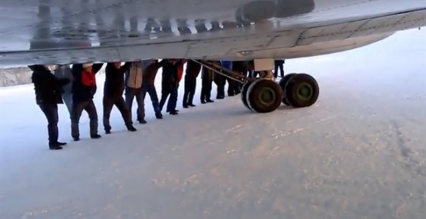Επιβάτες κατέβηκαν από το αεροπλάνο για να το σπρώξουν videο