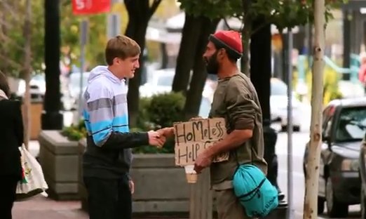 Η αξία του να δίνεις 100 δολάρια σε έναν άστεγο (video)