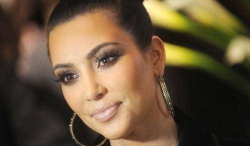 Kim Kardashian… σκύβει, τουρλώνει τα οπίσθιά της και προτάσσει τα στήθη της!