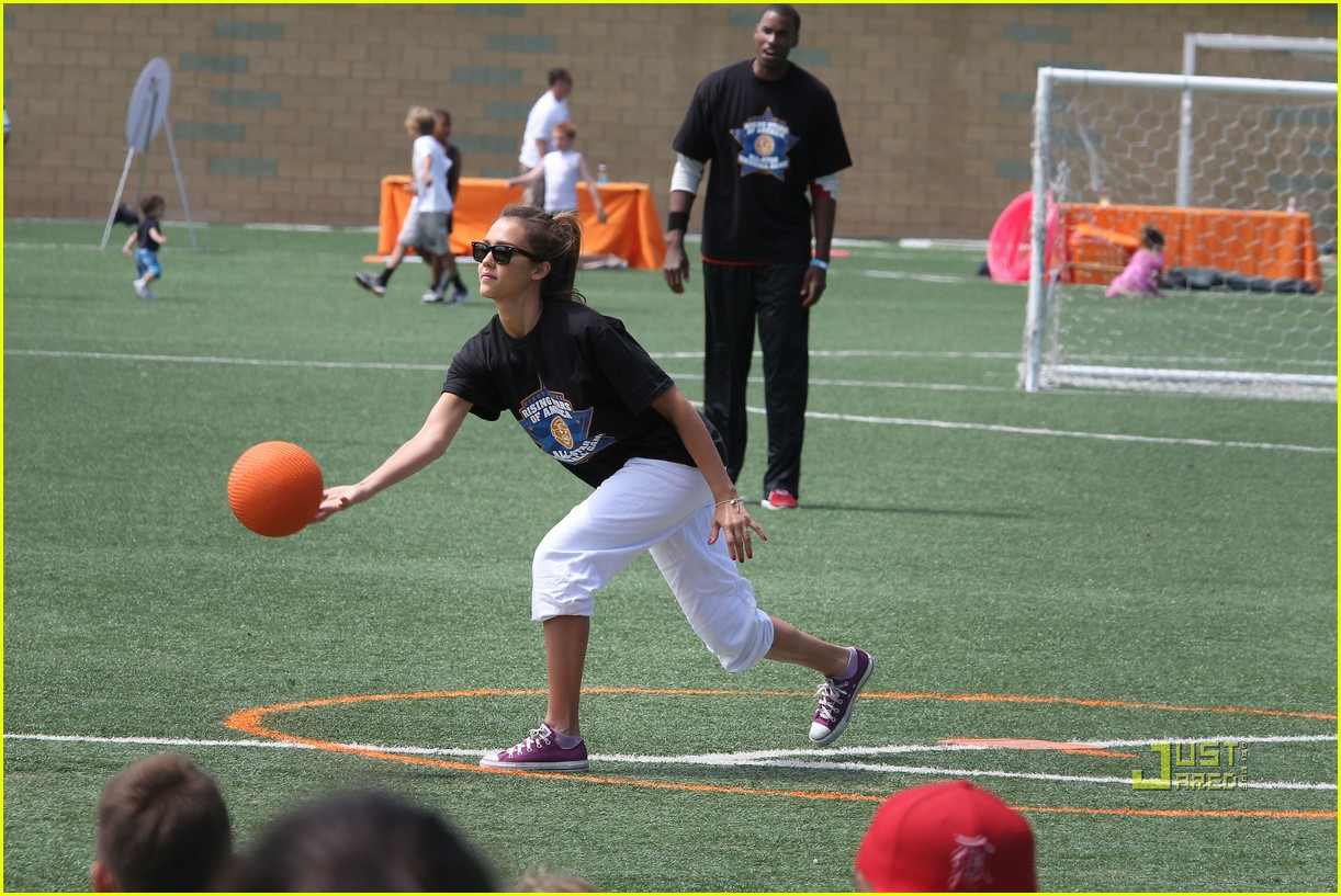 Παίζει μπάλα η Τζέσικα Άλμπα! (φωτογραφίες)