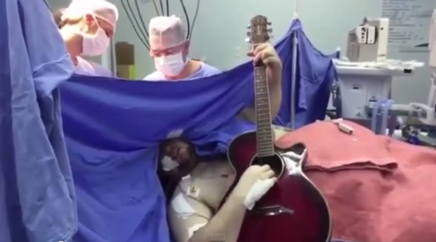Απίστευτο:Του χειρουργούν τον εγκέφαλο κι εκείνος τραγουδάει παίζοντας κιθάρα! (video)