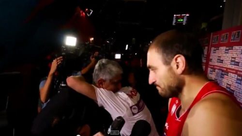 Η αγκαλιά του Τεόντοσιτς στον Γιαννάκη (video)