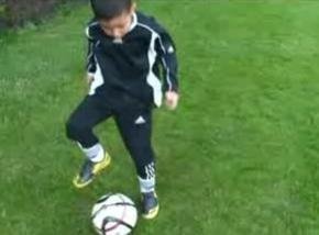 Ο 8χρονος «μάγος» που έχει τρελάνει τον ποδοσφαιρικό κόσμο!