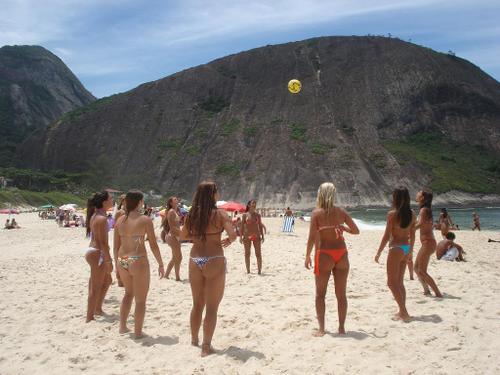 “Freestyle” ποδόσφαιρο στη παραλία, από άντρες και γυναίκες!