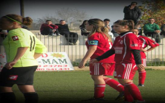 Female football player scores from the corner! [video]