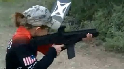 13χρονη παίζει τα όπλα στα δάχτυλα!
