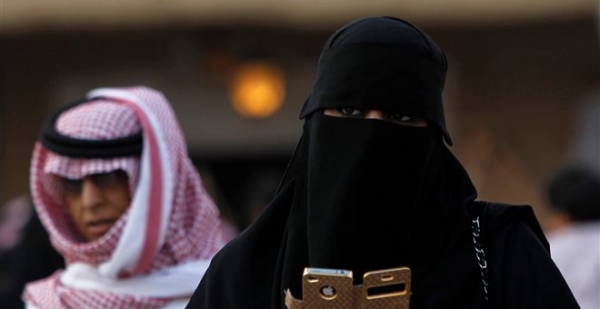 Σαουδική Αραβία Είδε το πρόσωπό της για πρώτη φορά στο γάμο τους – Και τη χώρισε