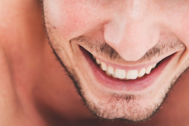 8+1 τρόποι με τους οποίους βλάπτουμε τα δόντια μας χωρίς να το αντιλαμβανόμαστε