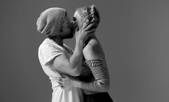 Το πρώτο φιλί 20 αγνώστων κάνει θραύση στο διαδίκτυο! [video]