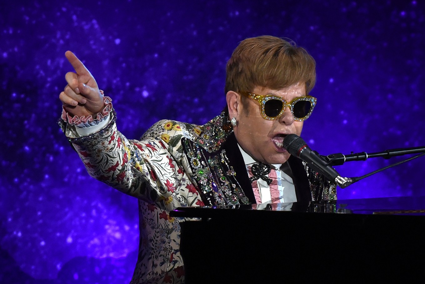 Ο Elton John “ψηφίζει” υπέρ του μποϊκοτάζ των social media