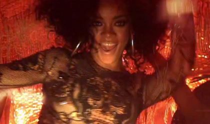 H Rihanna γυμνή, σε see through & nip-slip! Just wow!