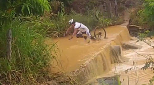 Απίστευτη πτώση ποδηλάτη σε ποτάμι!(video)