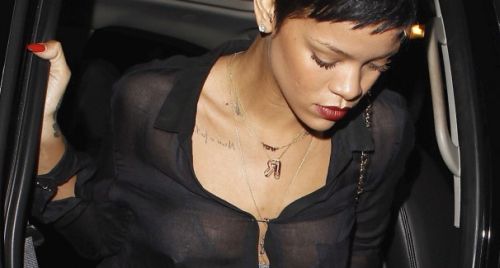 Rihanna, see through μπλουζάκι και άγιος ο Θεός!