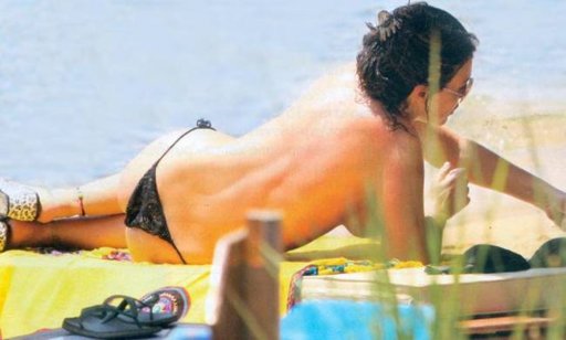 Γνωστή ηθοποιός topless σε παραλία της Σκιάθου