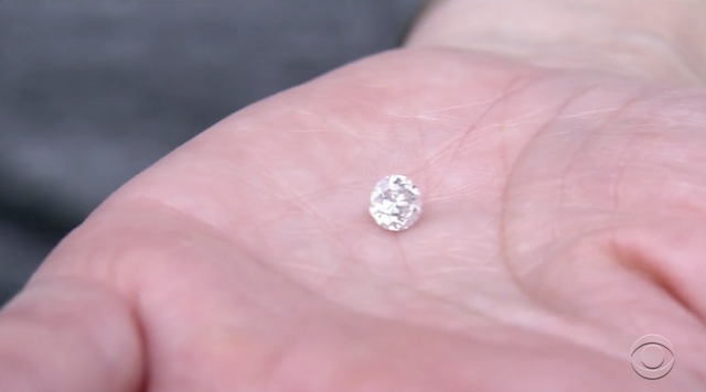 Γκολφέρ πέτυχε το διαμάντι από μονόπετρο γυναίκας θεατή! [video]