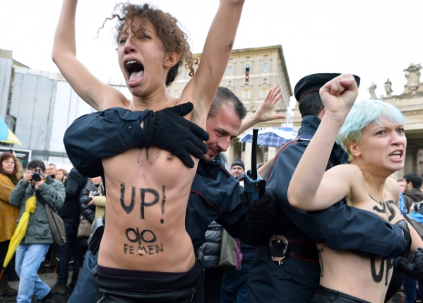 Αστυνομικός κυνηγούσε τις Femen και τσακίστηκε