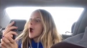 Απίθανος μπαμπάς βιντεοσκοπεί τις αστείες selfies της κόρης του! (video)