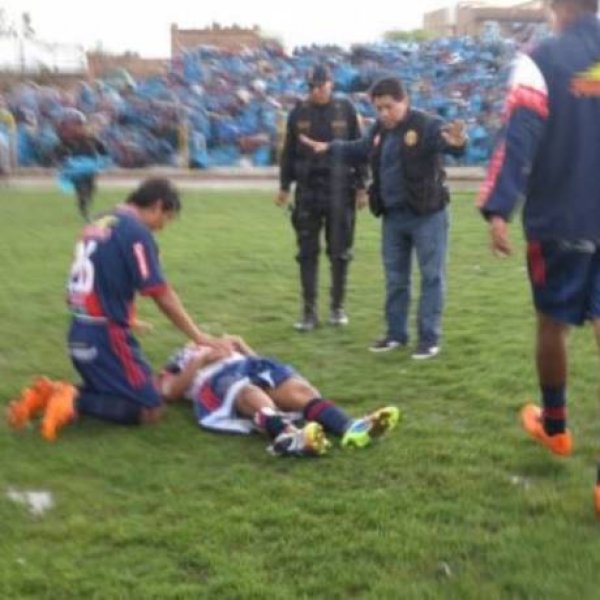 Κεραυνός κτύπησε ποδοσφαιριστή και βοηθό διαιτητή στο Περού (video)!