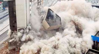 Κατεδαφίζεται με ελεγχόμενη έκρηξη το κτίριο του ΝΑΤ…