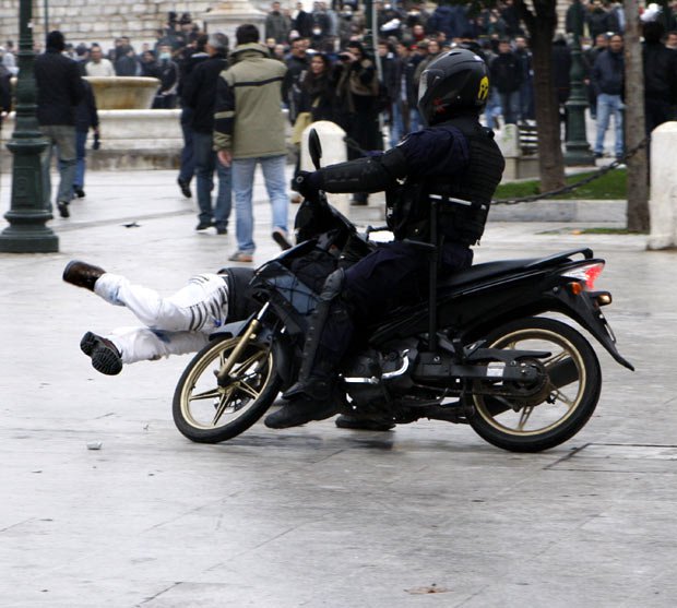 Επικίνδυνο πήδημα από μηχανή!