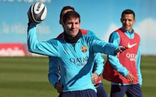 Barcelona attempts to play American Football in training [vid]