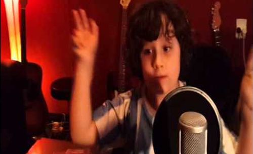 6χρονος τραγουδά για τον Μέσι [vid]