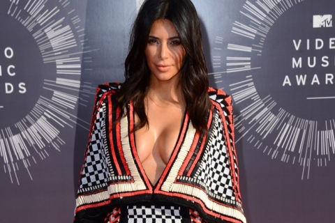 H Kim Kardashian περνά στην ιστορία με το δημοφιλέστερο ροz βίντεο όλων των εποχών