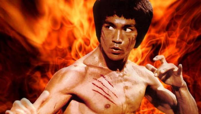 Δείτε πως ζωγραφίζεται το πορτραίτο του Bruce Lee μόνο με καρατιές!!!