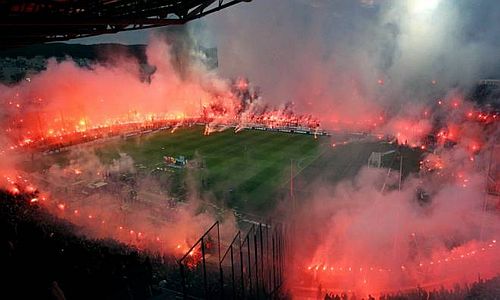 Φλεγόμενο… τείχος η Τούμπα [vid]