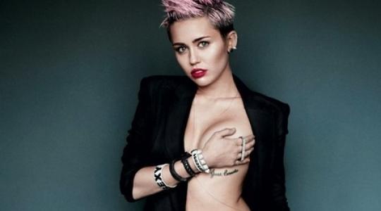 Η Miley Cyrus με καυτό κόκκινο μαγιό ανεβάζει τη θερμοκρασία