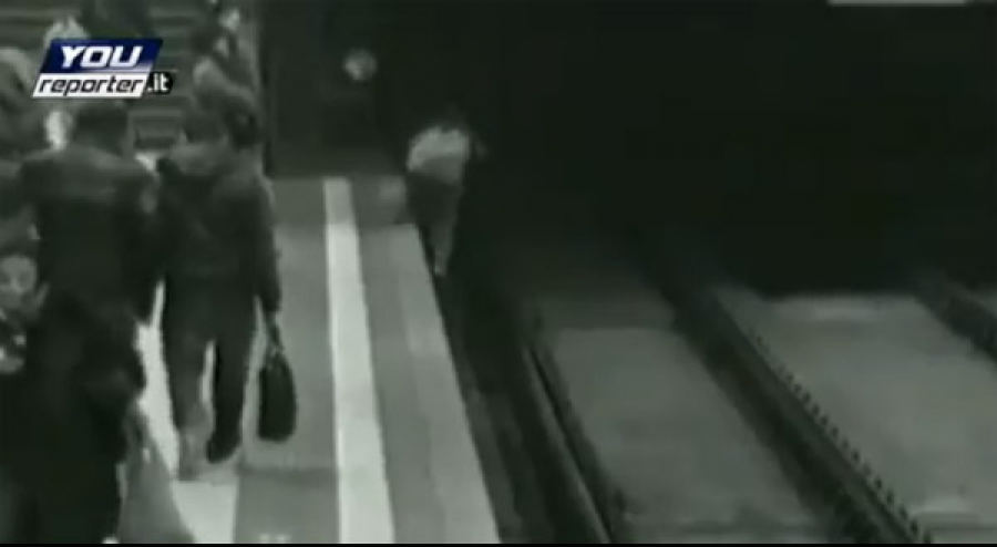 Δεκάχρονος πέφτει σε γραμμές τρένου ενώ παίζει PSP (video)