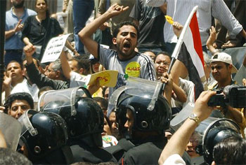 Αποκλειστικό: Χιλιάδες κρατούμενοι δραπετεύουν απο τις φυλακές της Αιγύπτου