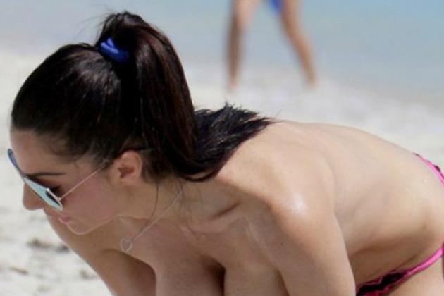 Τι κάνει μια πορνοστάρ στην παραλία; (ΦΩΤΟ)