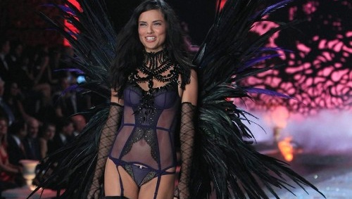 Τις φωτογραφίες της Adriana Lima από το fashion show της Victoria Secret , τις είδατε..! Με zoom στο διάφανο εσώρουχό της όμως, τις είδατε.?