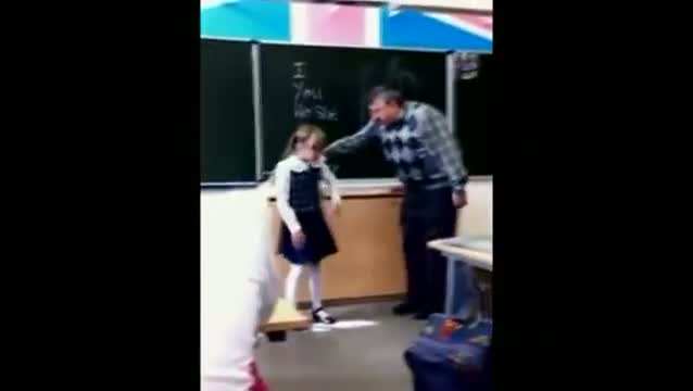 Απίθανη αντίδραση κοριτσιού σε επιθετικό δάσκαλο! (video)