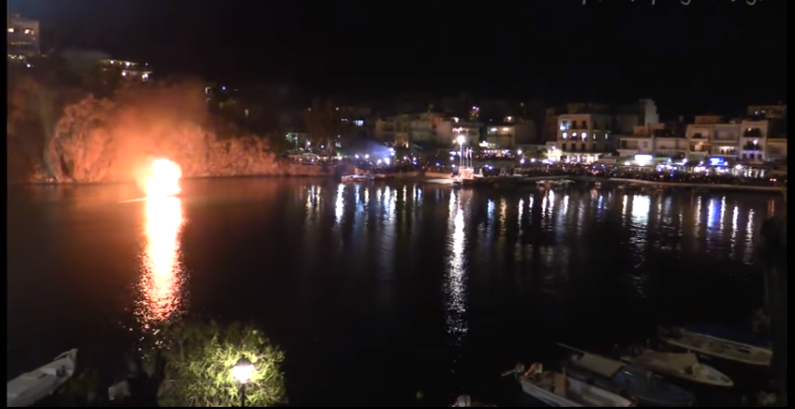 Το εντυπωσιακό κάψιμο του Ιούδα στη λίμνη του Αγίου Νικολάου στην Κρήτη (βίντεο)