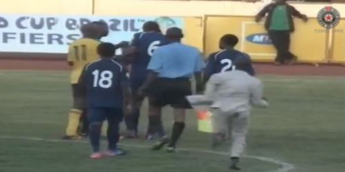 Παίκτες της Λιβερίας την «έπεσαν» στον διαιτητή