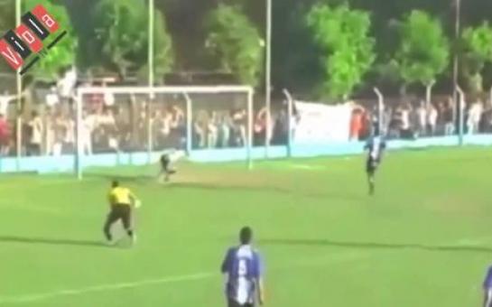 Funny Brazilian substitute goalkeeper run into the field