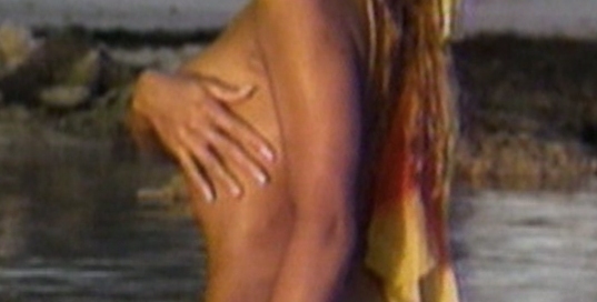 Άγνωστες topless φωτογραφίες της Pamela Anderson παρέα με άλλη γυναίκα στη θάλασσα!