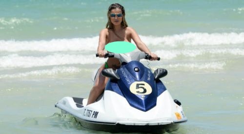 Η «Miss Bumbum» κάνει Jet ski topless [pics]