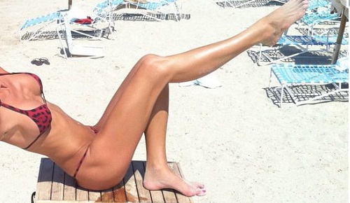 Ποια γνωστή Ελληνίδα, κάνει ναζάκια στην παραλία..?