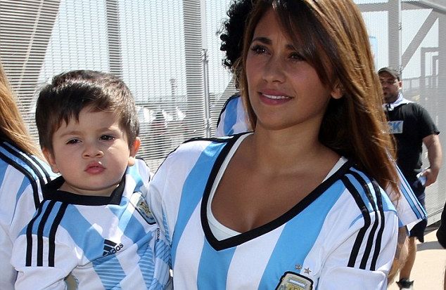 Antonella και Thiago Messi στηρίζουν Αργεντινή! [pics]