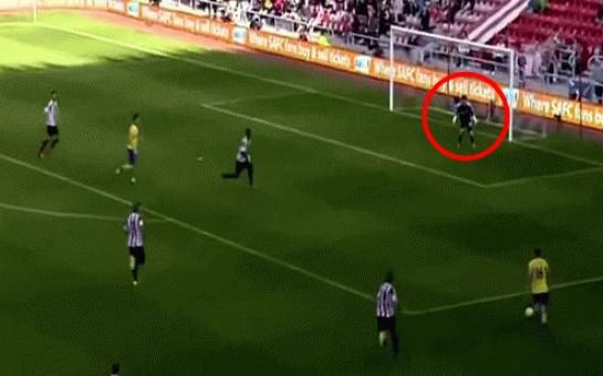 GIF: The reaction of this goalkeeper is absolutely priceless!