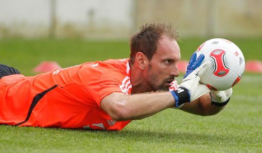 Bayern’s goalkeeper saves penalty by head! (video)