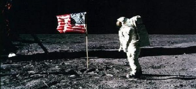 Πέθανε ο πρώτος άνθρωπος που πάτησε στο φεγγάρι