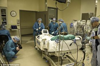 Απίστευτο: Μετέδωσαν live εγχείρηση ανοιχτής καρδιάς μέσω twitter!