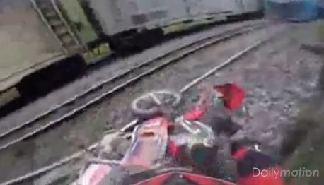 Οδηγεί τη μοτοσικλέτα στις γραμμές του τρένου και γλυτώνει… παρά τρίχα!